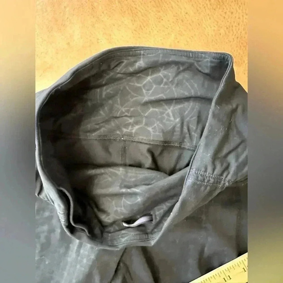 Lululemon Black Print Leggings Scrunched With Zippers Size 6 - Picture 8 of 12